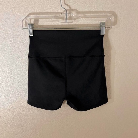 Alo Yoga black airlift shorts 3” - Picture 2 of 4